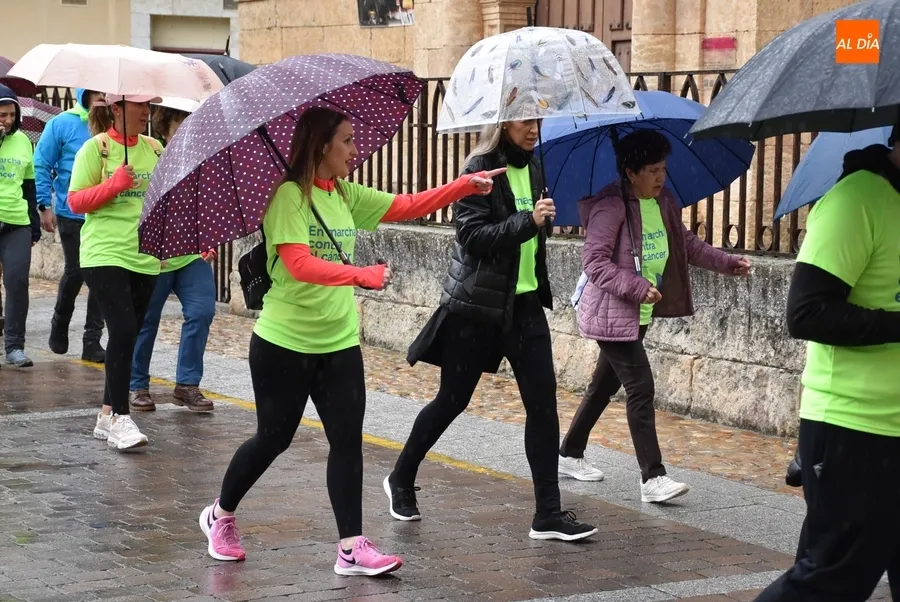 Foto 11 - Casi 300 personas participan en el estreno pasado por agua de la Marcha contra el c&aacute;ncer