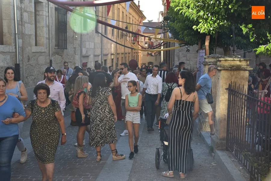 Foto 5 - El p&uacute;blico entrega las llaves de la Ciudad Dorada a los Garcil&oacute;pez de Chaves