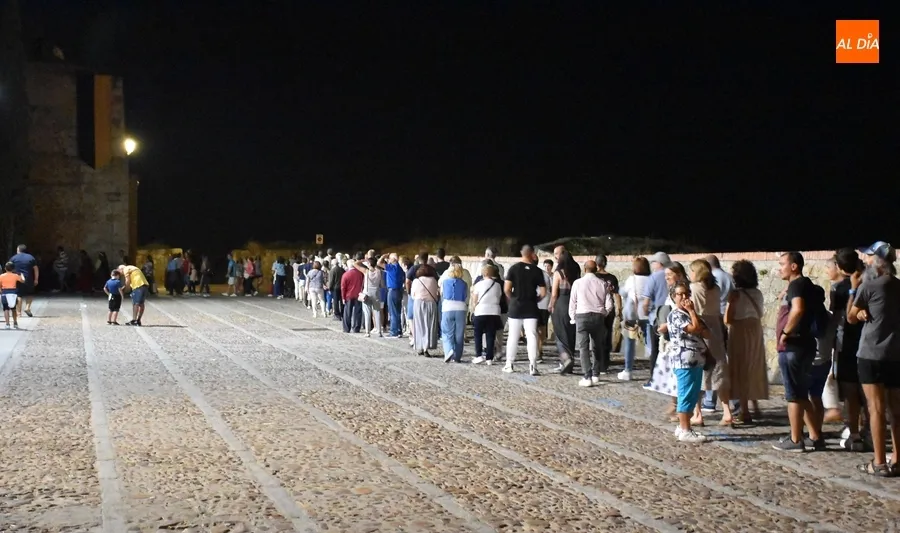 Foto 4 - Desbordante asistencia de p&uacute;blico a la versi&oacute;n m&aacute;s gamberra de &lsquo;La Conjura de Ciudad Rodrigo&rsquo;