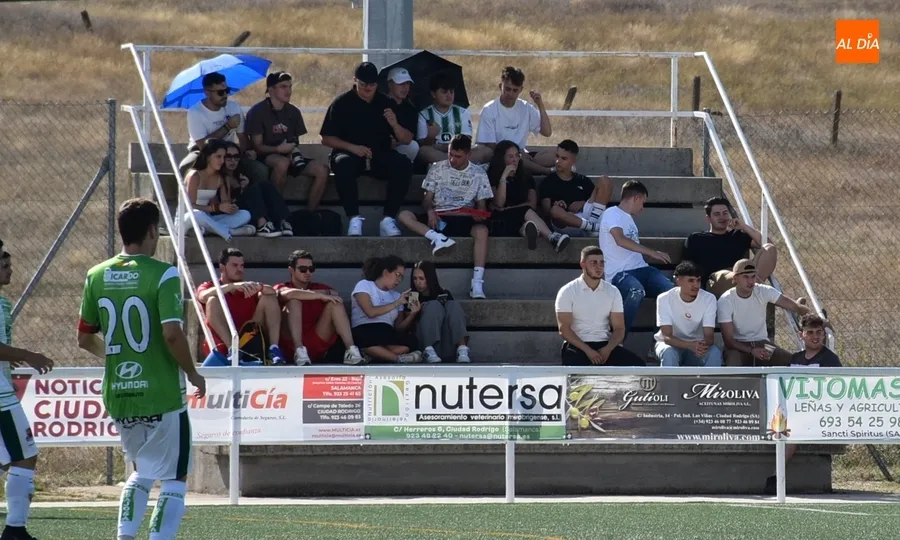 Foto 2 - El final de la 1&ordf; parte condena a la UD Mirobrigense ante el Sporting Carbajosa