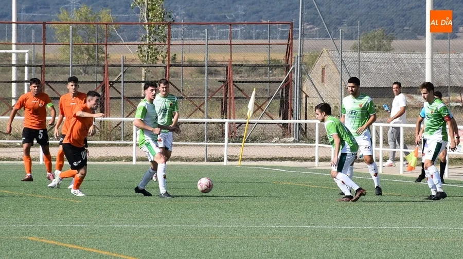 Foto 3 - El final de la 1&ordf; parte condena a la UD Mirobrigense ante el Sporting Carbajosa