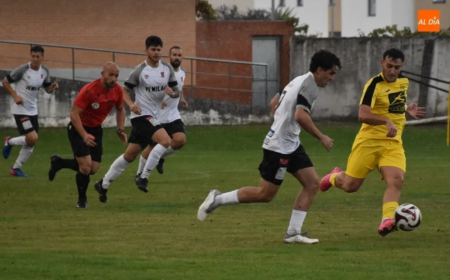 Foto 2 - El Ciudad Rodrigo se a&uacute;pa a la 2&ordf; plaza con un solitario gol de Isma dentro de un carrusel de ocasiones