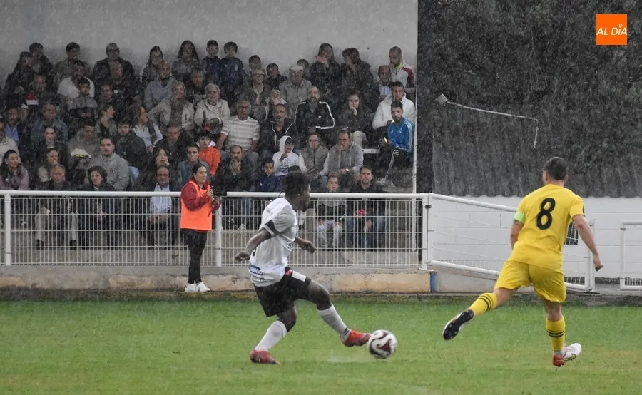 Foto 3 - El Ciudad Rodrigo se a&uacute;pa a la 2&ordf; plaza con un solitario gol de Isma dentro de un carrusel de ocasiones