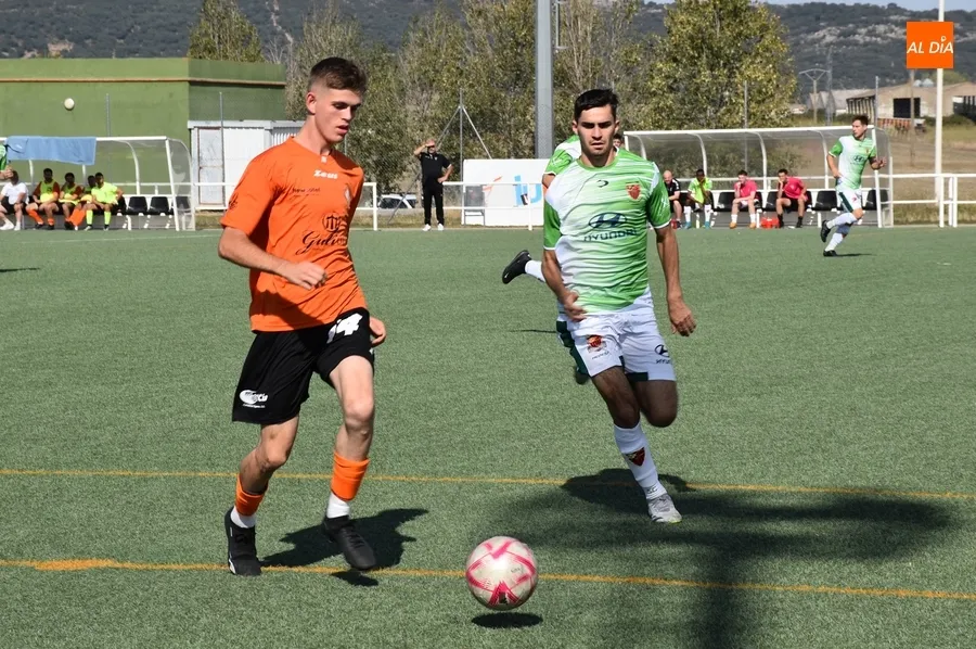 Foto 4 - El final de la 1&ordf; parte condena a la UD Mirobrigense ante el Sporting Carbajosa