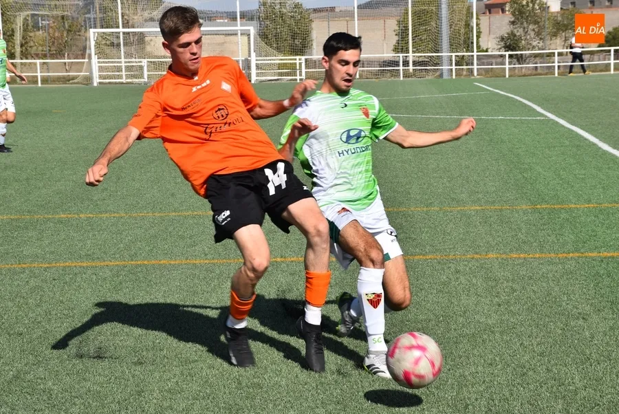 Foto 5 - El final de la 1&ordf; parte condena a la UD Mirobrigense ante el Sporting Carbajosa
