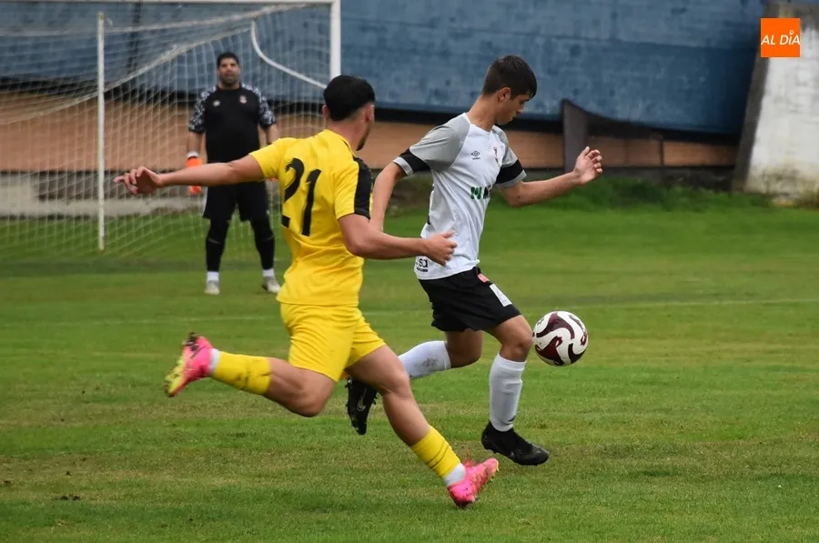 Foto 4 - El Ciudad Rodrigo se a&uacute;pa a la 2&ordf; plaza con un solitario gol de Isma dentro de un carrusel de ocasiones