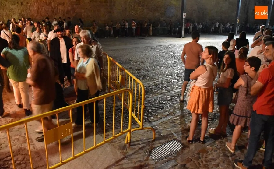 Foto 8 - Desbordante asistencia de p&uacute;blico a la versi&oacute;n m&aacute;s gamberra de &lsquo;La Conjura de Ciudad Rodrigo&rsquo;
