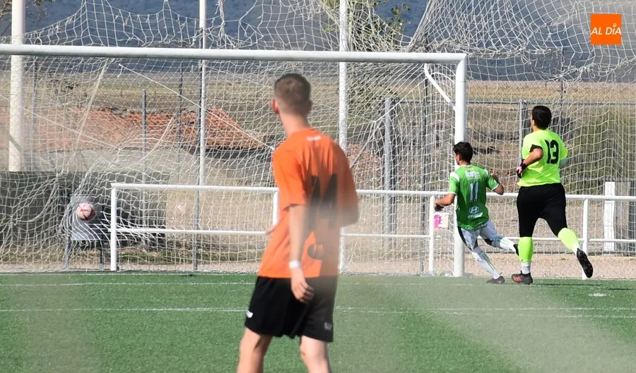 Foto 6 - El final de la 1&ordf; parte condena a la UD Mirobrigense ante el Sporting Carbajosa