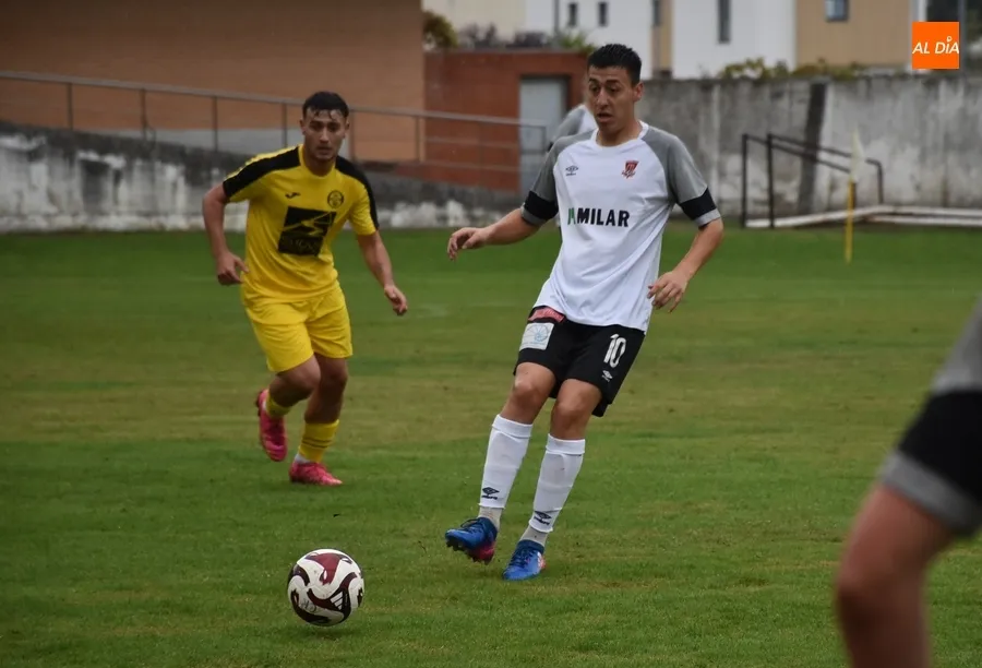 Foto 5 - El Ciudad Rodrigo se a&uacute;pa a la 2&ordf; plaza con un solitario gol de Isma dentro de un carrusel de ocasiones