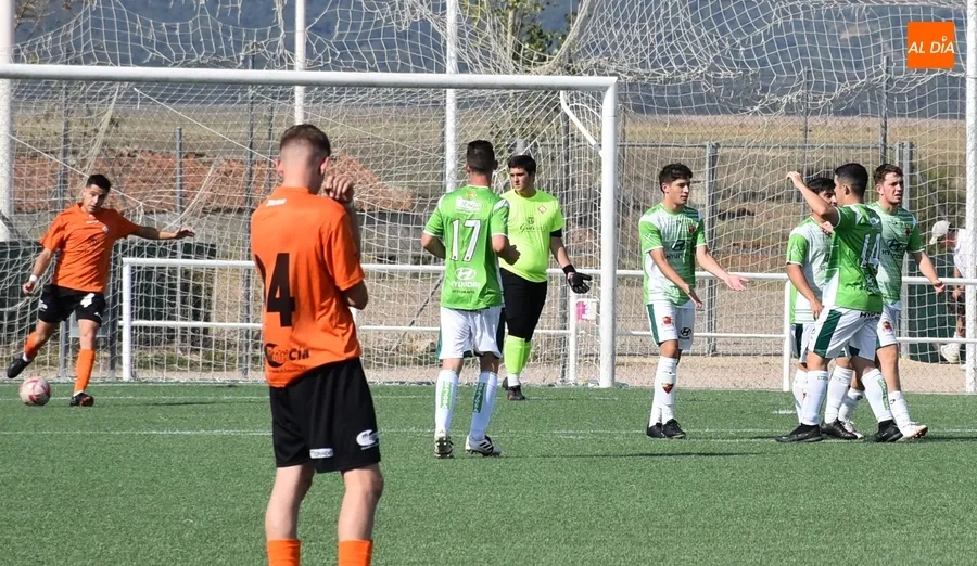 Foto 7 - El final de la 1&ordf; parte condena a la UD Mirobrigense ante el Sporting Carbajosa