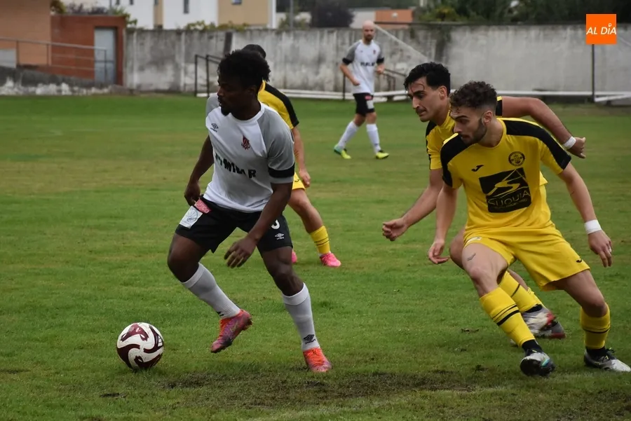 Foto 6 - El Ciudad Rodrigo se a&uacute;pa a la 2&ordf; plaza con un solitario gol de Isma dentro de un carrusel de ocasiones
