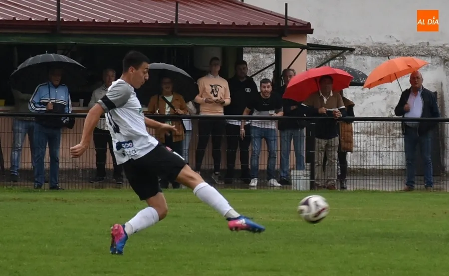 Foto 7 - El Ciudad Rodrigo se a&uacute;pa a la 2&ordf; plaza con un solitario gol de Isma dentro de un carrusel de ocasiones