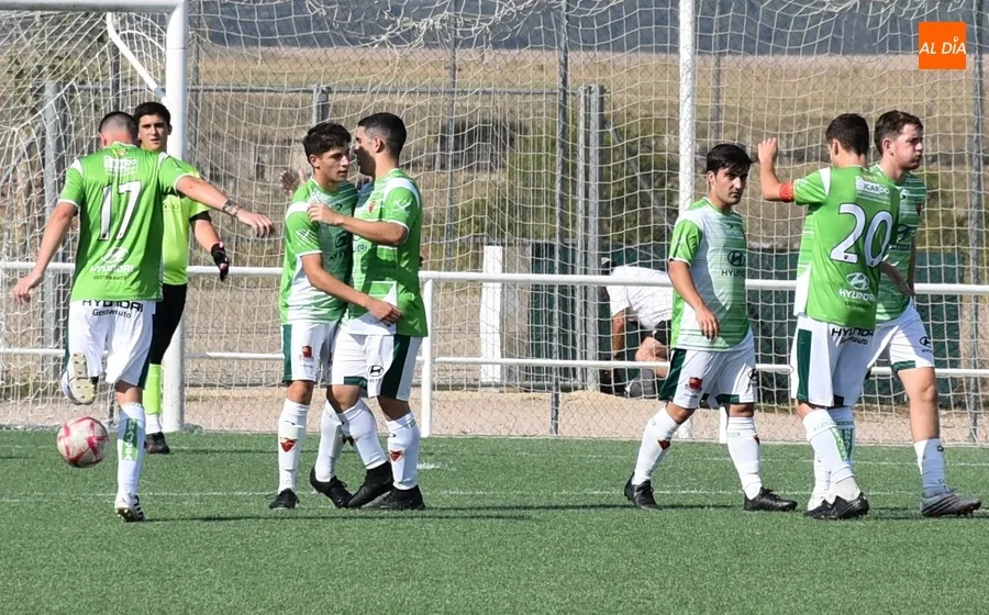 Foto 8 - El final de la 1&ordf; parte condena a la UD Mirobrigense ante el Sporting Carbajosa