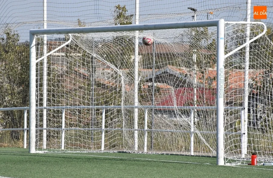 Foto 9 - El final de la 1&ordf; parte condena a la UD Mirobrigense ante el Sporting Carbajosa