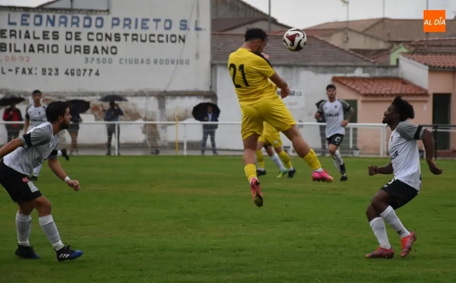 Foto 8 - El Ciudad Rodrigo se a&uacute;pa a la 2&ordf; plaza con un solitario gol de Isma dentro de un carrusel de ocasiones