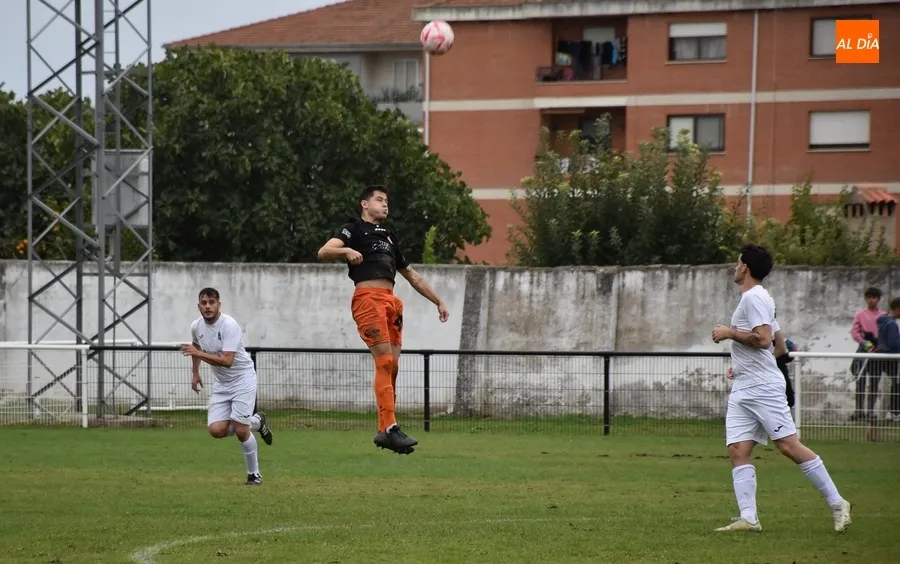 Foto 2 - La UD Mirobrigense debuta en el Francisco Mateos venciendo al Alba de Tormes