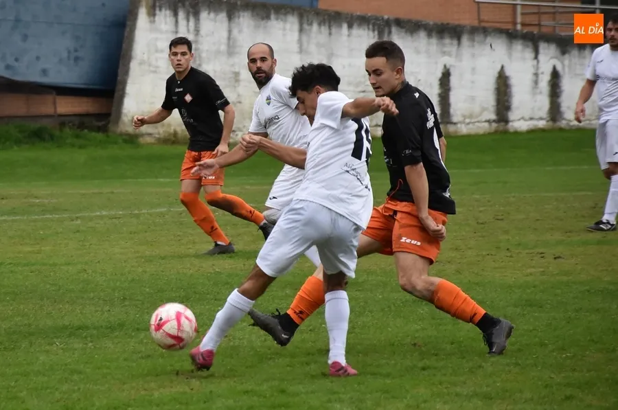 Foto 3 - La UD Mirobrigense debuta en el Francisco Mateos venciendo al Alba de Tormes