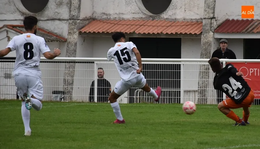 Foto 6 - La UD Mirobrigense debuta en el Francisco Mateos venciendo al Alba de Tormes