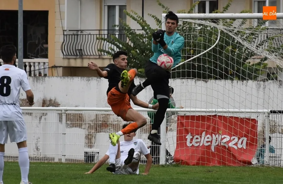 Foto 10 - La UD Mirobrigense debuta en el Francisco Mateos venciendo al Alba de Tormes