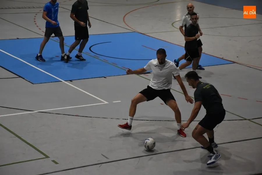 Foto 10 - Un torneo de f&uacute;tbol sala abre las celebraciones de la Guardia Civil mirobrigense