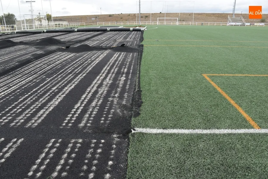 Foto 2 - Levantado parte del c&eacute;sped artificial del campo de La Muge para ver c&oacute;mo se puede arreglar el &lsquo;bache&rsquo;