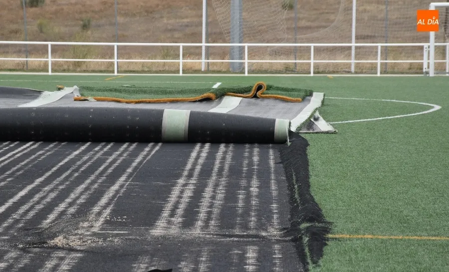 Foto 3 - Levantado parte del c&eacute;sped artificial del campo de La Muge para ver c&oacute;mo se puede arreglar el &lsquo;bache&rsquo;