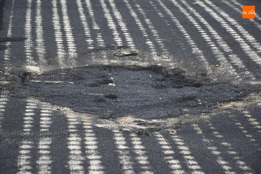 Foto 4 - Levantado parte del c&eacute;sped artificial del campo de La Muge para ver c&oacute;mo se puede arreglar el &lsquo;bache&rsquo;