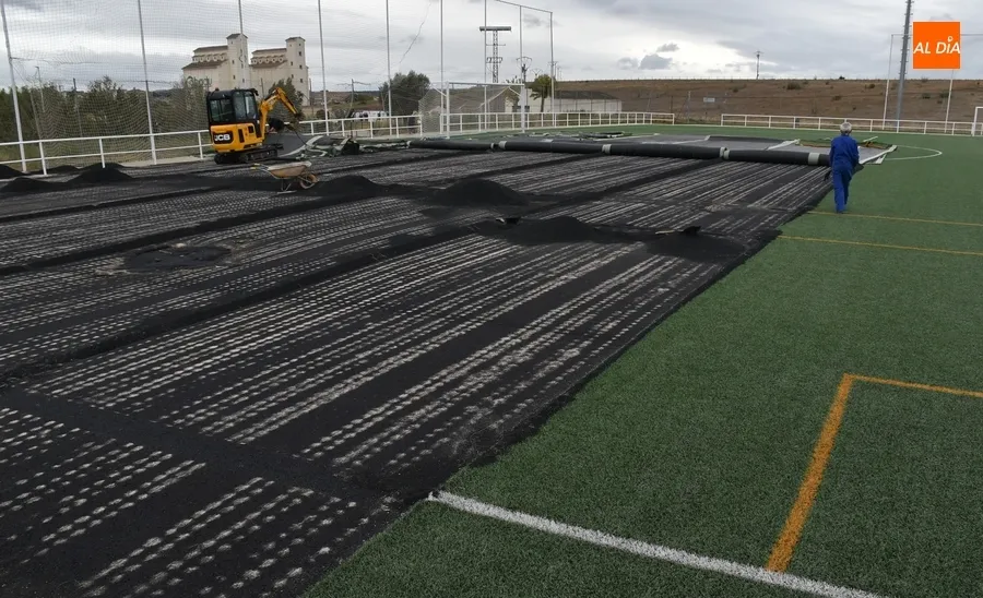 Foto 5 - Levantado parte del c&eacute;sped artificial del campo de La Muge para ver c&oacute;mo se puede arreglar el &lsquo;bache&rsquo;