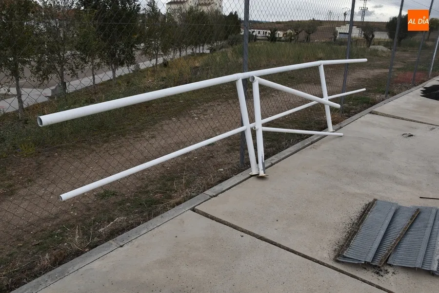 Foto 6 - Levantado parte del c&eacute;sped artificial del campo de La Muge para ver c&oacute;mo se puede arreglar el &lsquo;bache&rsquo;
