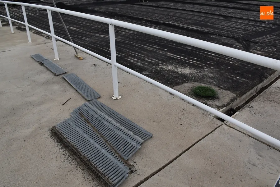 Foto 7 - Levantado parte del c&eacute;sped artificial del campo de La Muge para ver c&oacute;mo se puede arreglar el &lsquo;bache&rsquo;