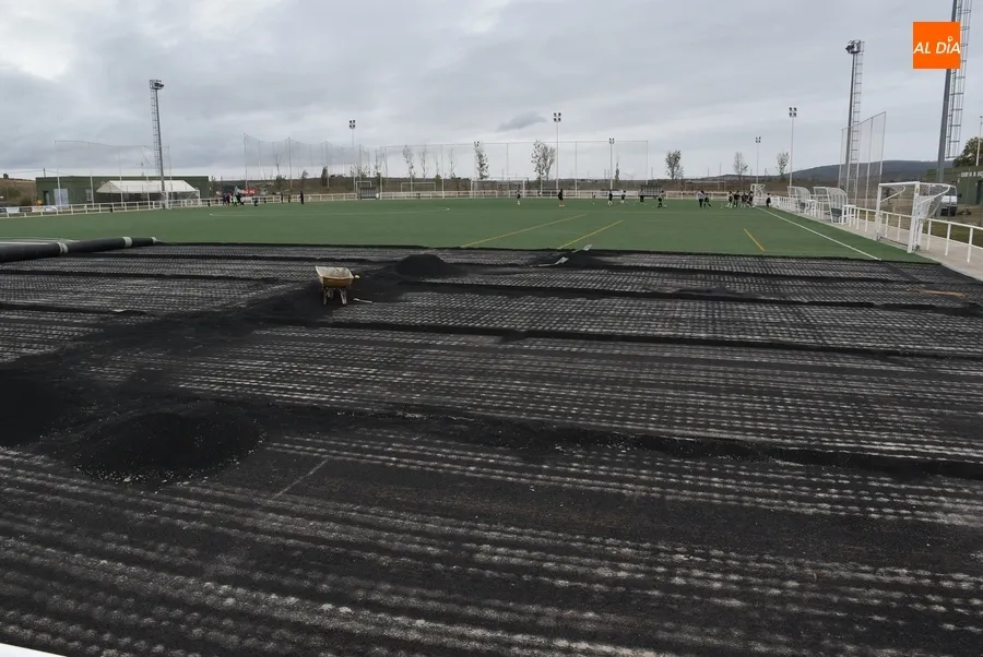 Foto 10 - Levantado parte del c&eacute;sped artificial del campo de La Muge para ver c&oacute;mo se puede arreglar el &lsquo;bache&rsquo;