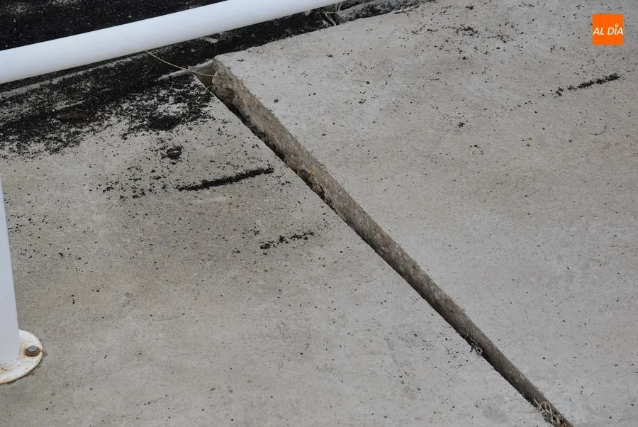 Foto 11 - Levantado parte del c&eacute;sped artificial del campo de La Muge para ver c&oacute;mo se puede arreglar el &lsquo;bache&rsquo;