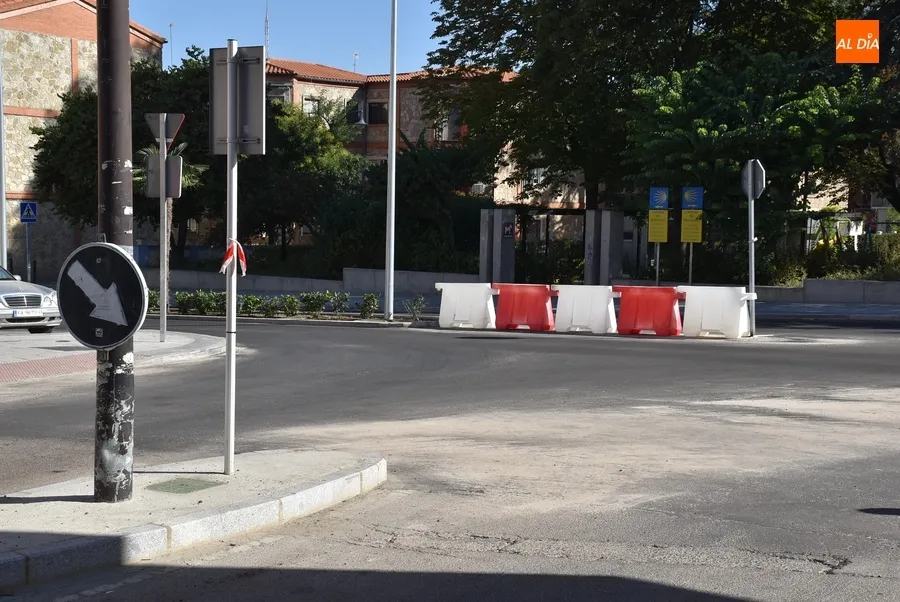 Foto 3 - Colocadas dos hileras de &lsquo;new jersey&rsquo; en la Avenida de Espa&ntilde;a que dar&aacute;n paso a bolardos