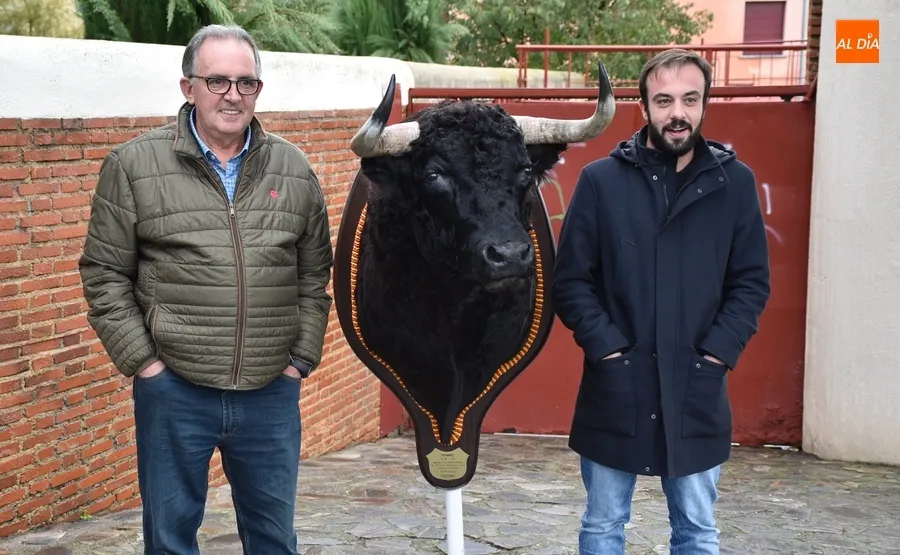 Foto 2 - El Carnaval 2023 llega de forma definitiva a su fin con la entrega de la cabeza del Toro del Antruejo