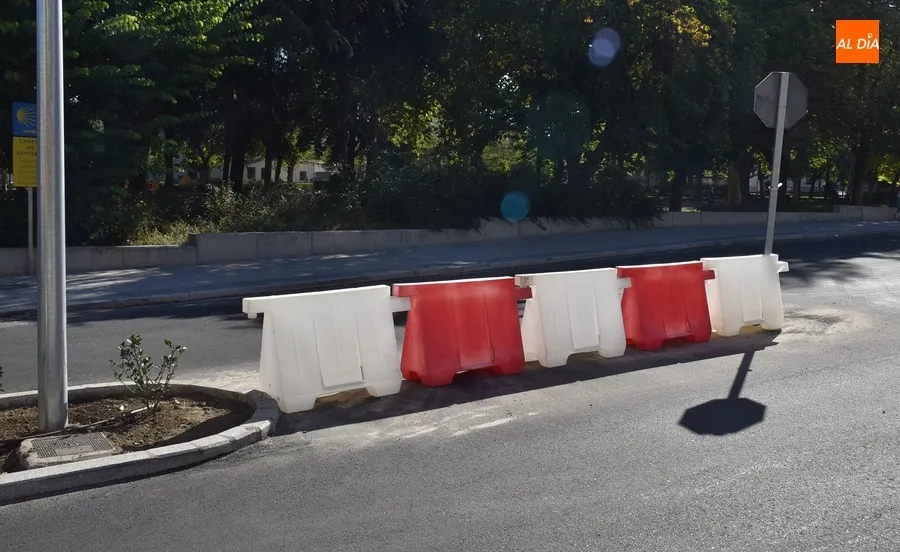 Foto 4 - Colocadas dos hileras de &lsquo;new jersey&rsquo; en la Avenida de Espa&ntilde;a que dar&aacute;n paso a bolardos