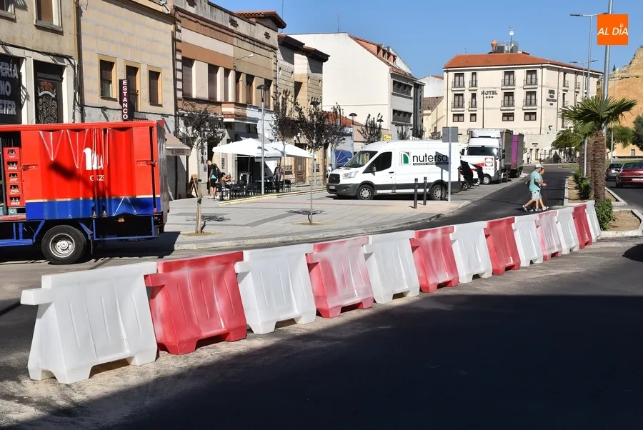 Foto 2 - Colocadas dos hileras de &lsquo;new jersey&rsquo; en la Avenida de Espa&ntilde;a que dar&aacute;n paso a bolardos