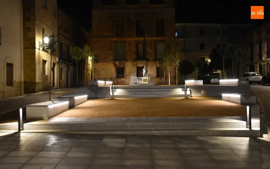 Foto 2 - As&iacute; luce de noche el renovado Campo de Carniceros de Ciudad Rodrigo