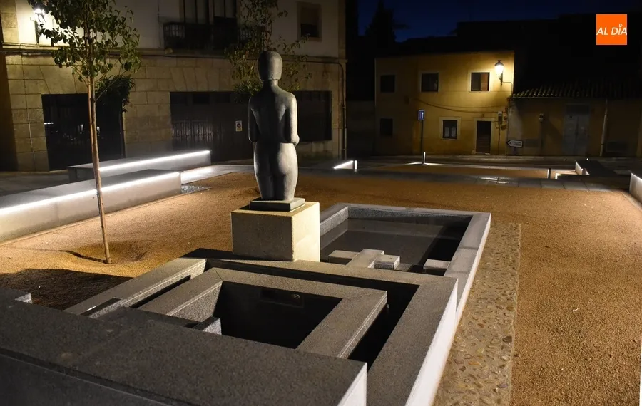 Foto 5 - As&iacute; luce de noche el renovado Campo de Carniceros de Ciudad Rodrigo