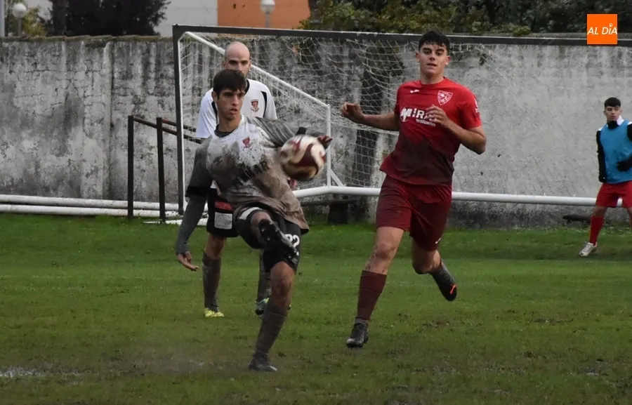Foto 6 - El Senior del Ciudad Rodrigo alcanza el rep&oacute;ker de victorias consecutivas en un barrizal