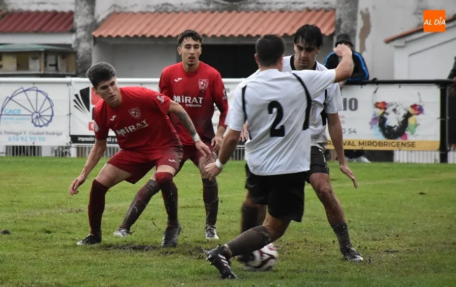 Foto 8 - El Senior del Ciudad Rodrigo alcanza el rep&oacute;ker de victorias consecutivas en un barrizal