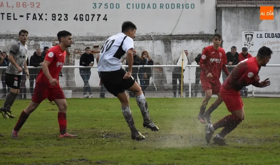 Foto 9 - El Senior del Ciudad Rodrigo alcanza el rep&oacute;ker de victorias consecutivas en un barrizal