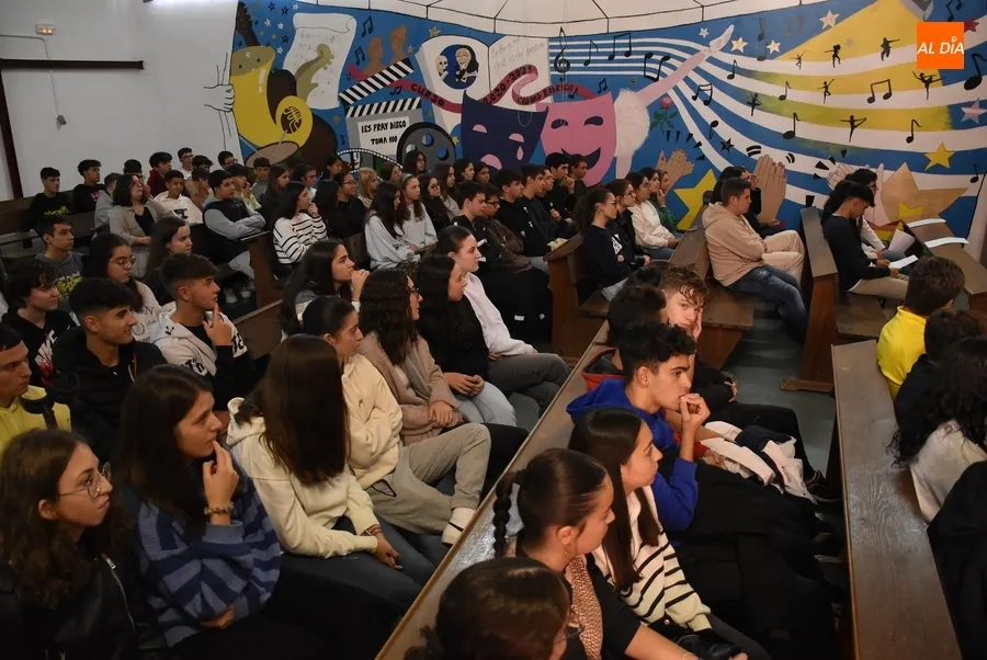 Foto 4 - El profesor y poeta Alberto Gal&aacute;n vuelve por un d&iacute;a al IES Fray Diego