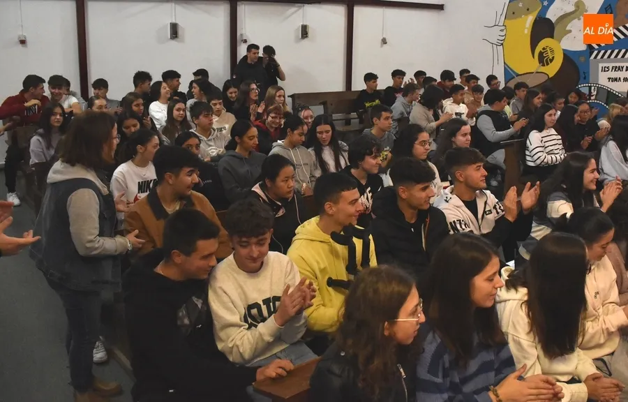 Foto 5 - El profesor y poeta Alberto Gal&aacute;n vuelve por un d&iacute;a al IES Fray Diego