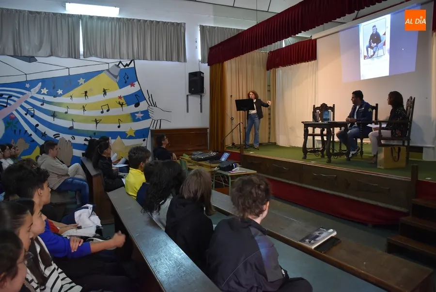 Foto 8 - El profesor y poeta Alberto Gal&aacute;n vuelve por un d&iacute;a al IES Fray Diego