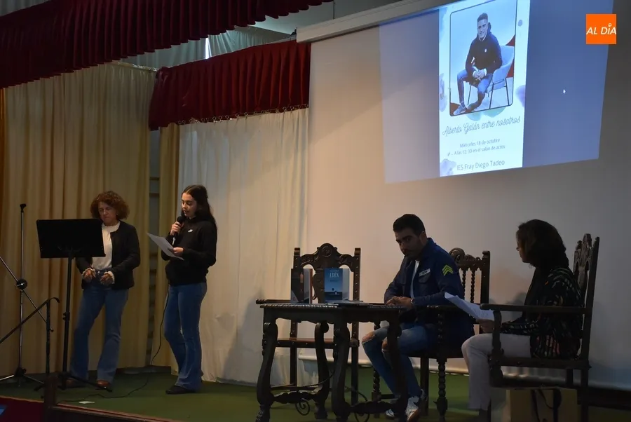 Foto 10 - El profesor y poeta Alberto Gal&aacute;n vuelve por un d&iacute;a al IES Fray Diego