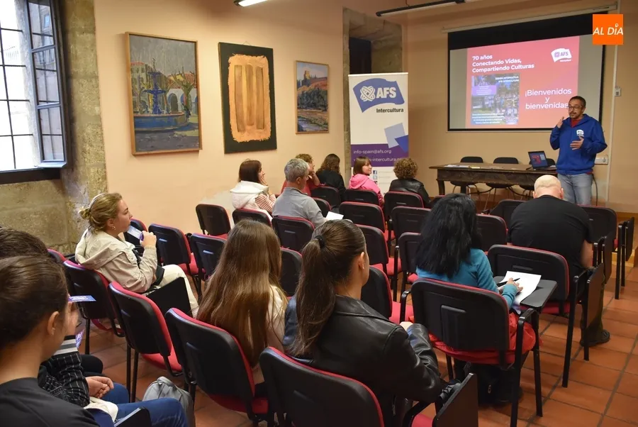 Foto 3 - Varios j&oacute;venes y sus familias descubren c&oacute;mo pueden llegar a estudiar en otros pa&iacute;ses