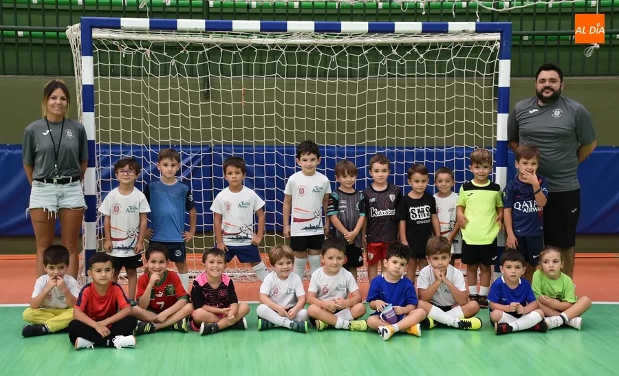 Foto 2 - Crece la asistencia a la Escuela de F&uacute;tbol Sala del III Columnas