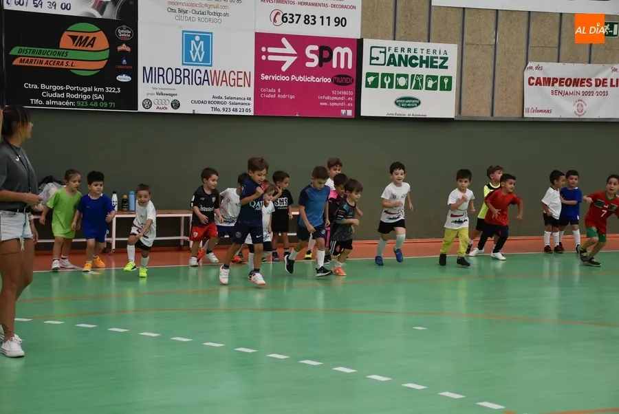 Foto 5 - Crece la asistencia a la Escuela de F&uacute;tbol Sala del III Columnas