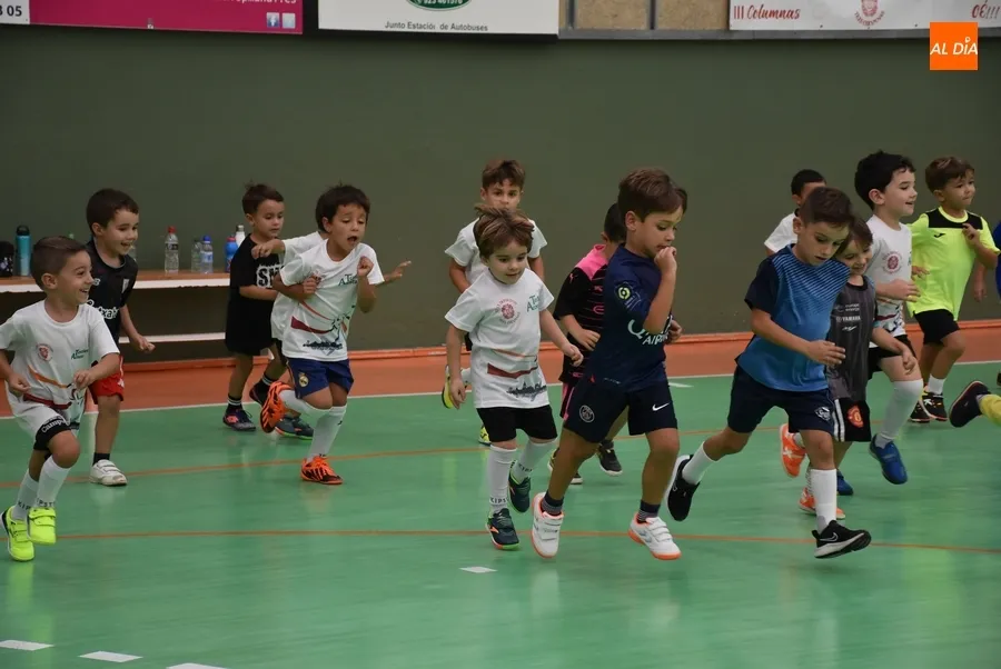 Foto 6 - Crece la asistencia a la Escuela de F&uacute;tbol Sala del III Columnas