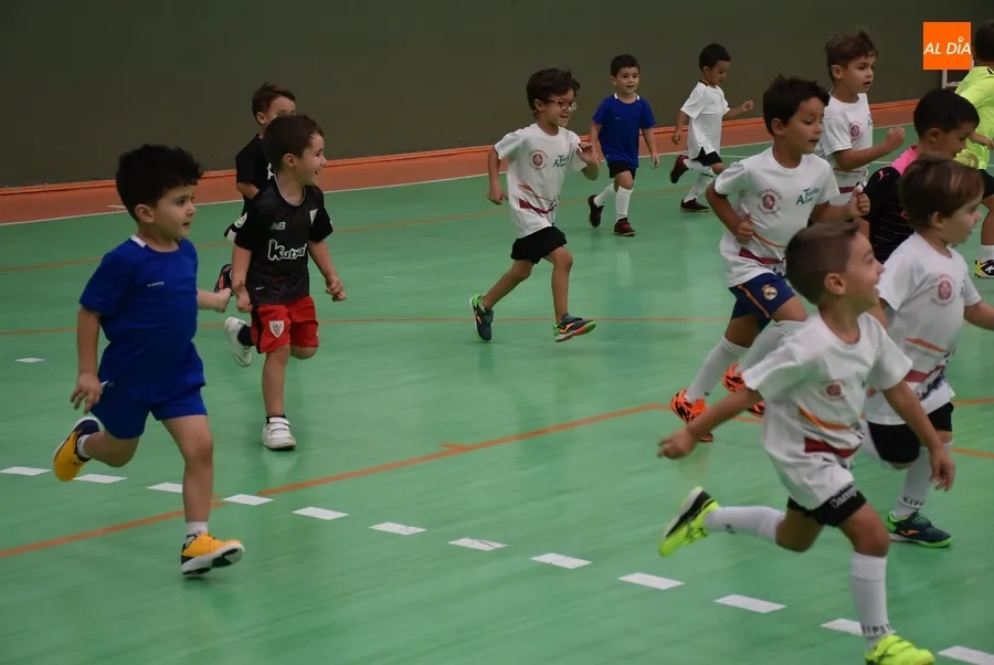 Foto 7 - Crece la asistencia a la Escuela de F&uacute;tbol Sala del III Columnas